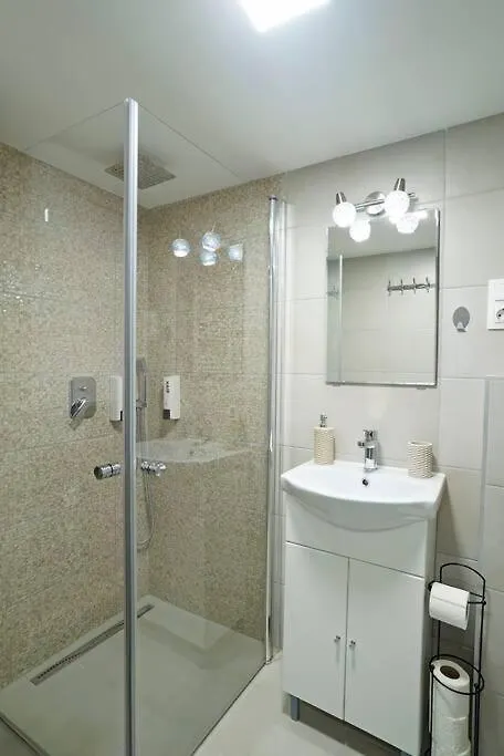 Onyx Studio Budapest 0*,  Ungheria